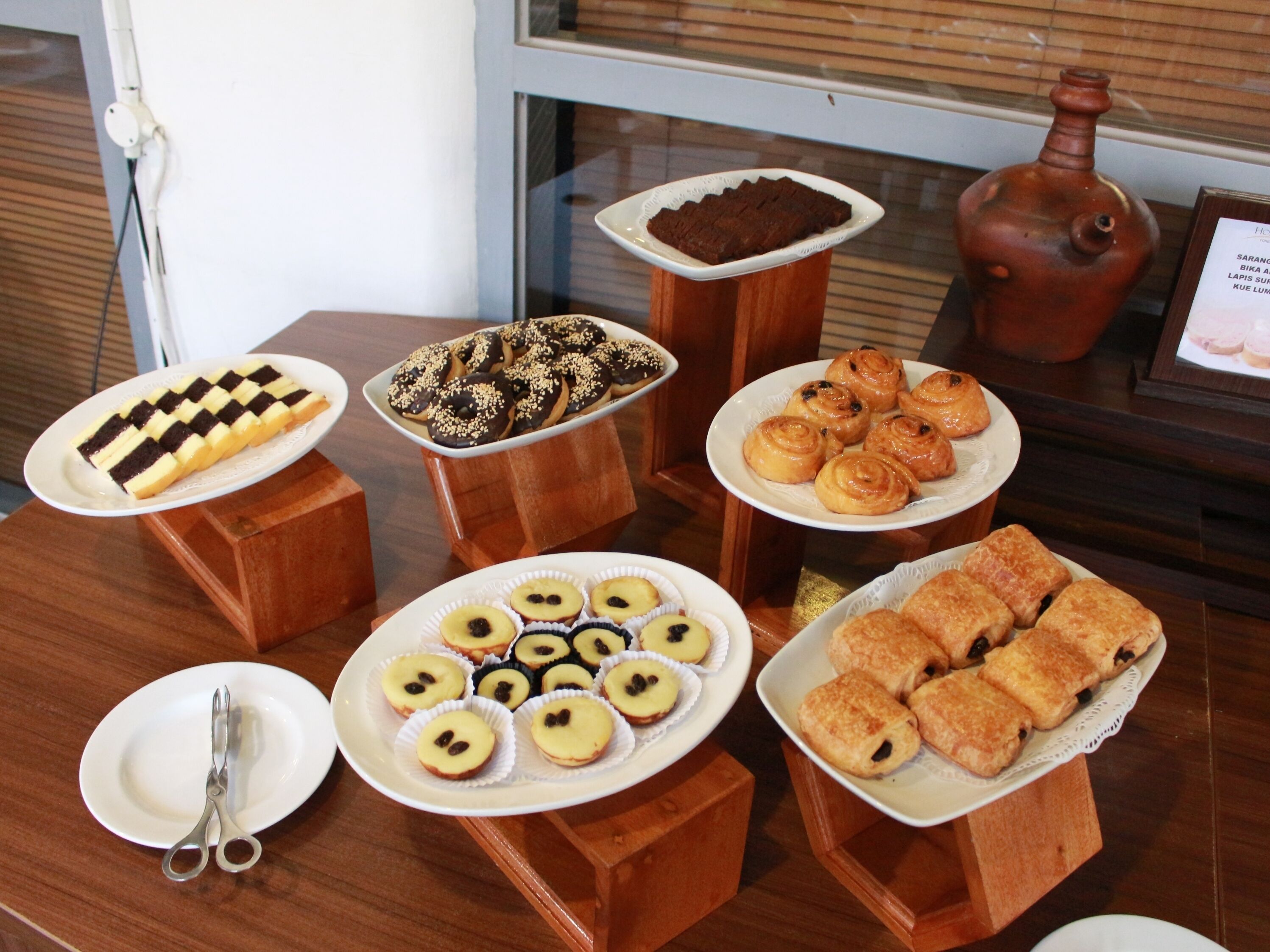 breakfast, lunch, dinner served; international cuisine