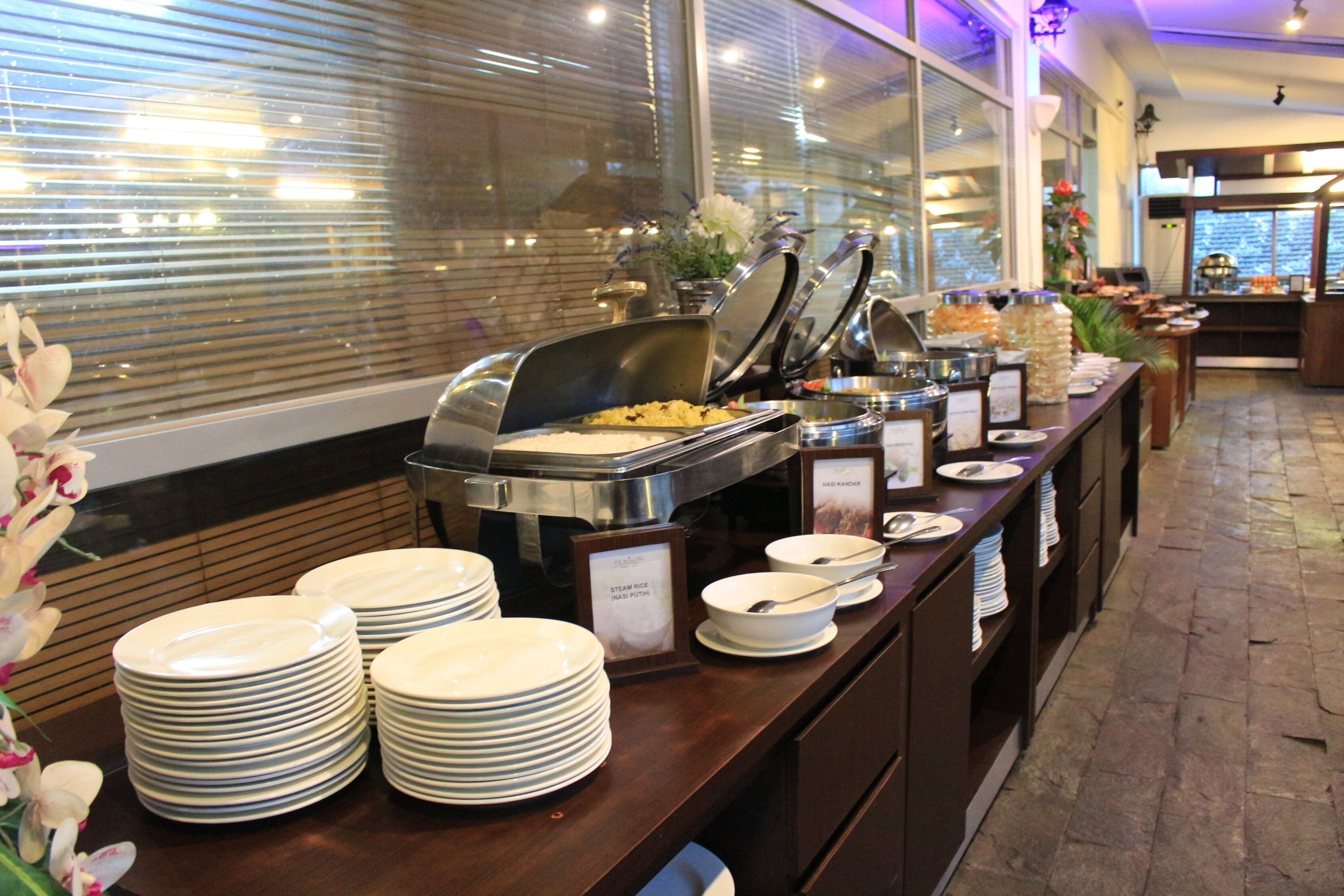 breakfast, lunch, dinner served; international cuisine