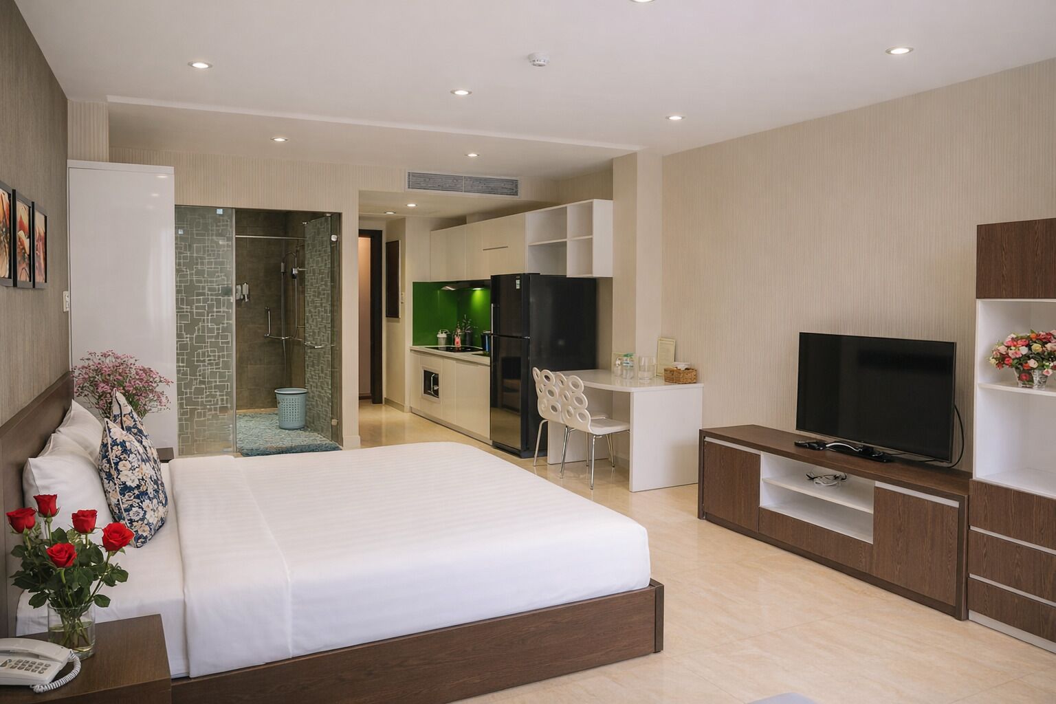 Deluxe tweepersoonskamer | Een minibar, een kluis op de kamer, een bureau, verduisterende gordijnen