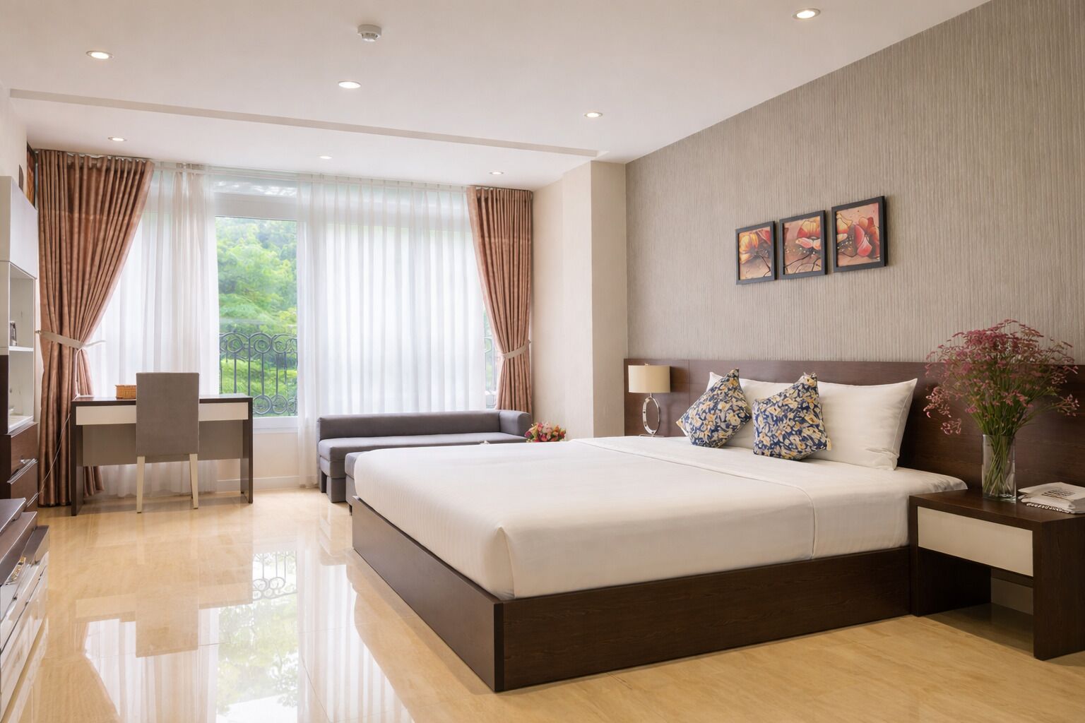 Deluxe tweepersoonskamer | Een minibar, een kluis op de kamer, een bureau, verduisterende gordijnen