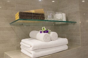 Shower, free toiletries, hair dryer, bathrobes - Golden Queen Aparthotel (Ho Chi Minh City)