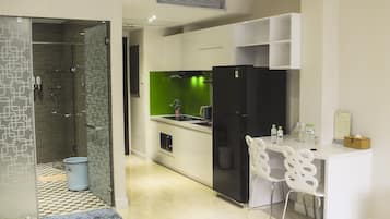 Habitación Deluxe, vista a la ciudad | Cocina privada | Refrigerador, microondas, parrilla de estufa y tetera eléctrica