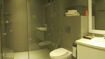 Pancuran mandi, kelengkapan dandanan diri percuma, pengering rambut