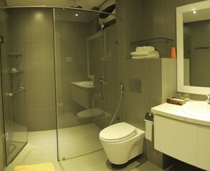 Shower, free toiletries, hair dryer, bathrobes - Golden Queen Aparthotel (Ho Chi Minh City)