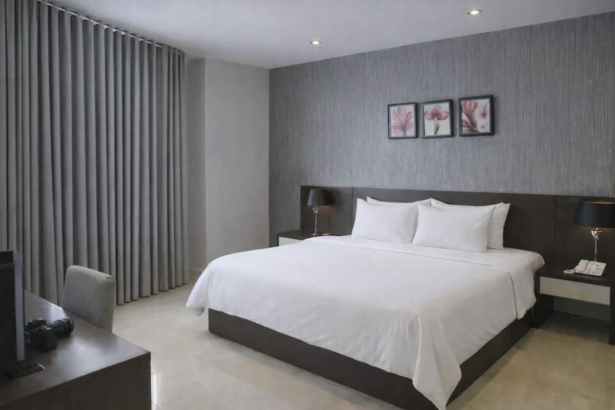 Standard Double Room | Minibar, in-room safe, desk, blackout drapes