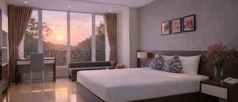 Frigobar, cofres nos quartos, escrivaninha, cortinas blackout