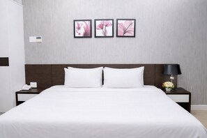 Standard Double Room | Bar mini, peti besi dalam bilik, meja, langsir/tirai gelap terus 