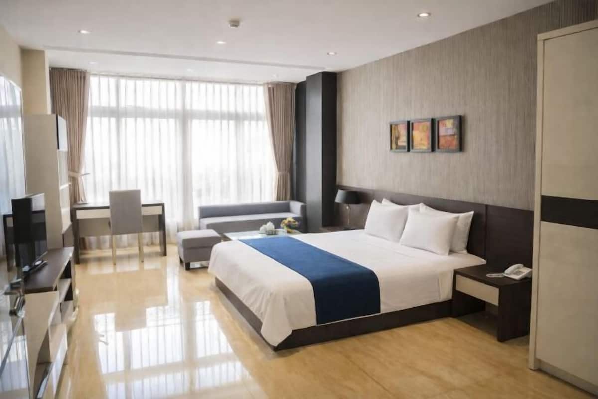 Minibar, caja fuerte, escritorio y cortinas opacas