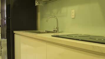 Superior Double Room | Dapur peribadi | Peti sejuk, ketuhar gelombang mikro, dapur, cerek elektrik