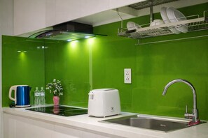 Fridge, microwave, stovetop, electric kettle - Golden Queen Aparthotel (Ho Chi Minh City)