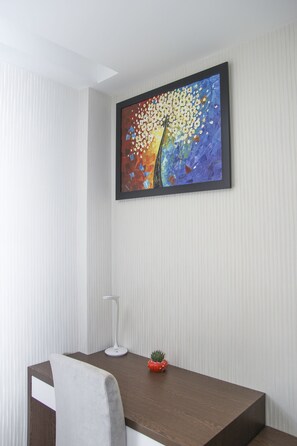 Standard Double Room | In-room business center - Golden Queen Aparthotel (Ho Chi Minh City)