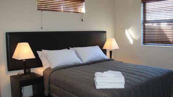 1 bedroom, desk, blackout curtains, soundproofing