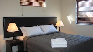 1 多间卧室、办公桌、遮光窗帘、隔音