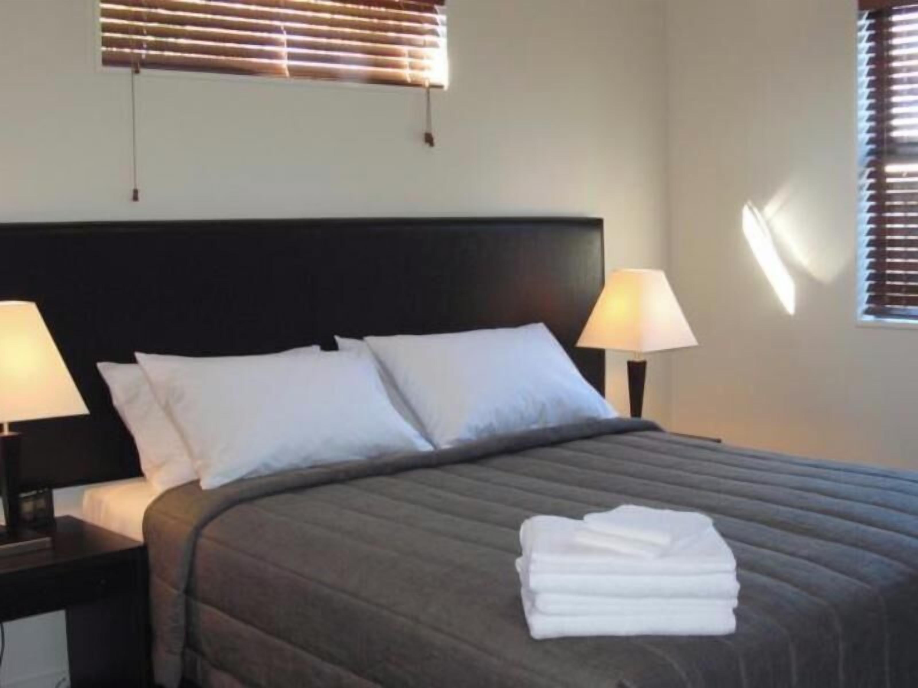1 bedroom, desk, blackout curtains, soundproofing