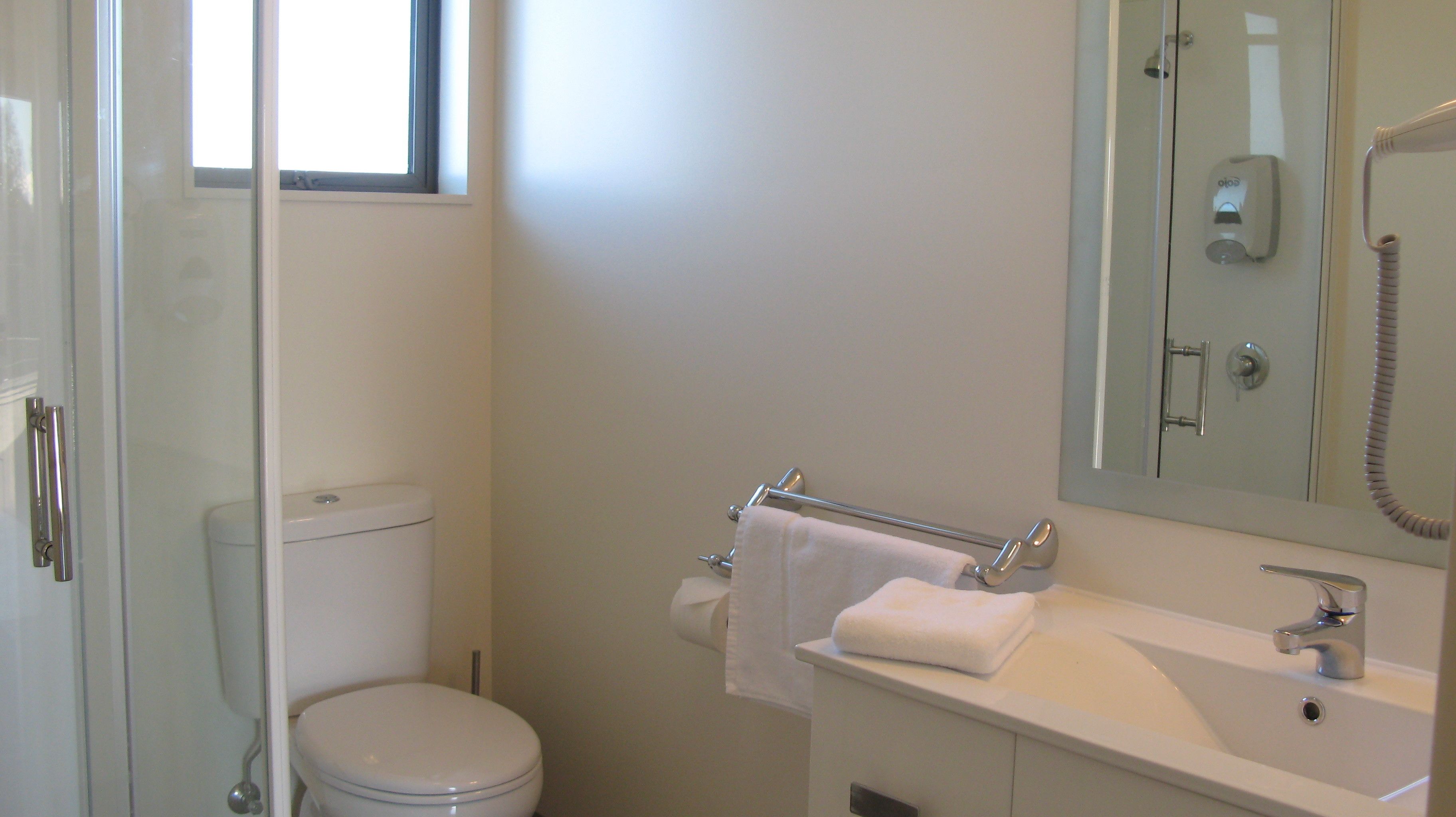 Douche, douche à « effet pluie », articles de toilette gratuits