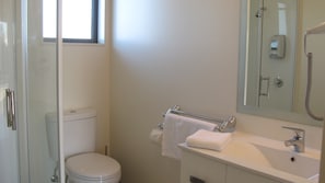 淋浴设施、大花洒淋浴喷头、免费洗浴用品、毛巾