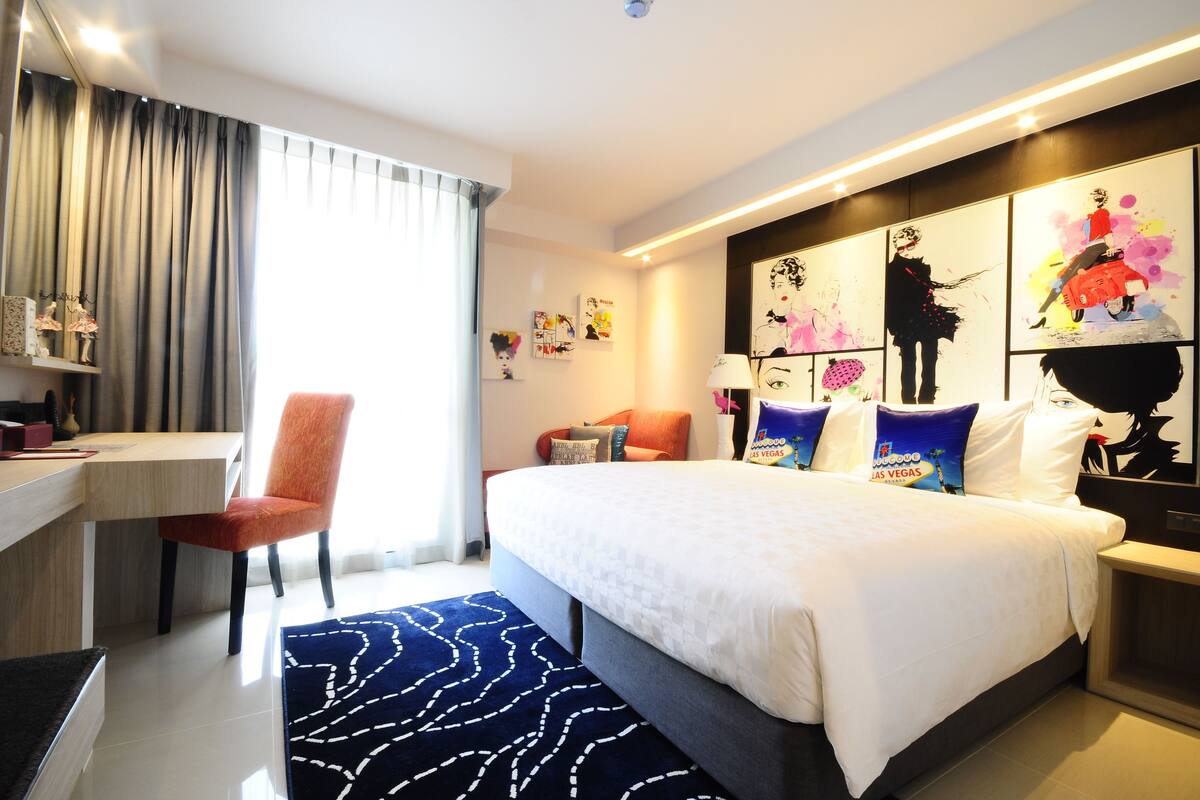 Lady Room | Minibar, safe på rommet, skrivebord og lydisolert