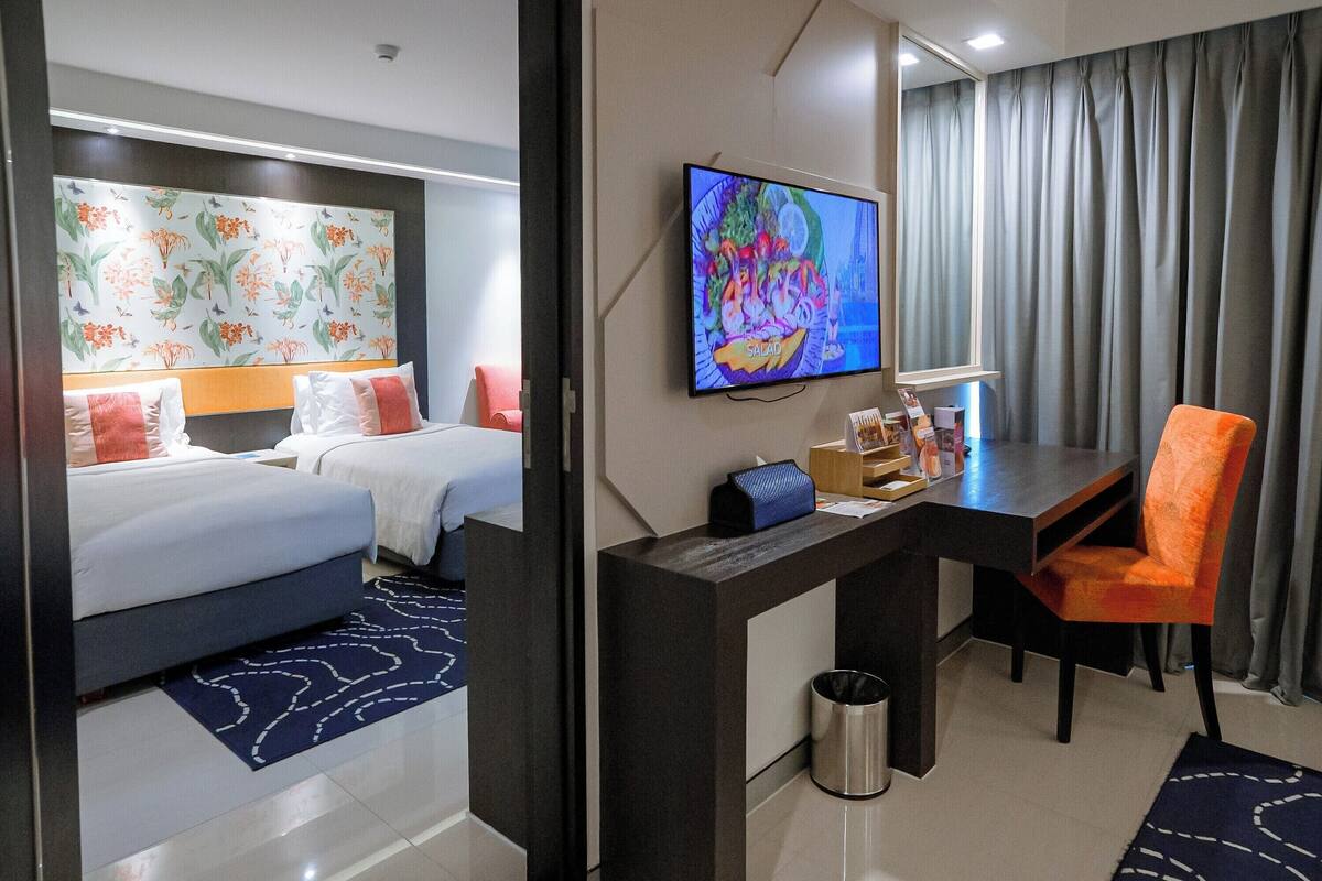 Two Bedroom Connecting | Minibar, safe på rommet, skrivebord og lydisolert