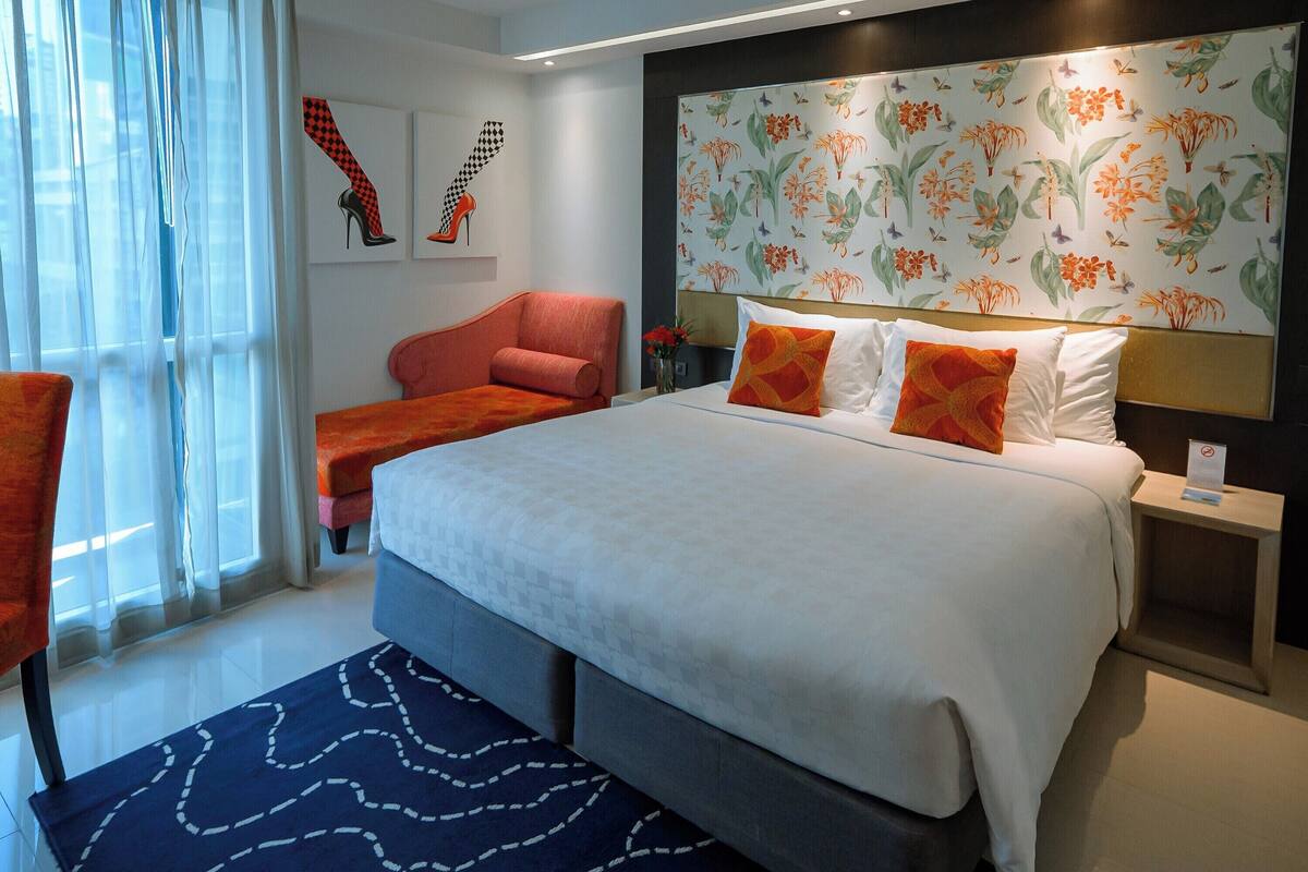 Minibar, safe på rommet, skrivebord og lydisolert