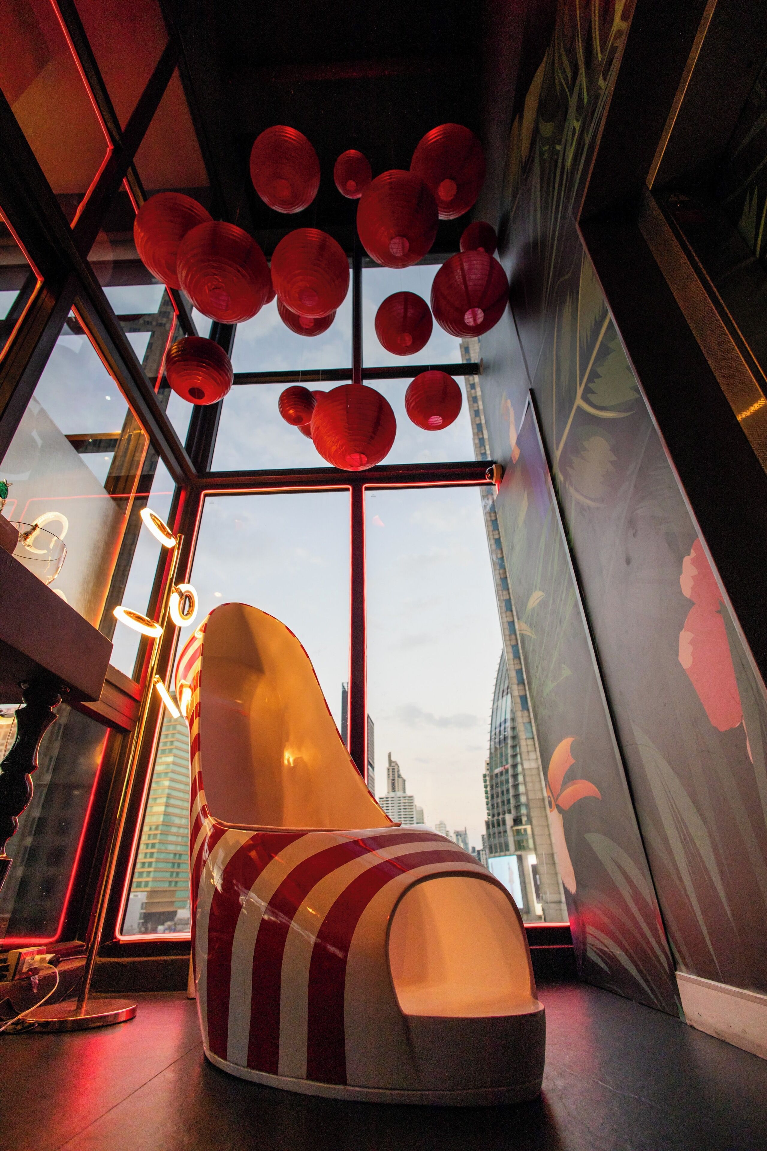 breakfast, lunch, dinner served; international cuisine