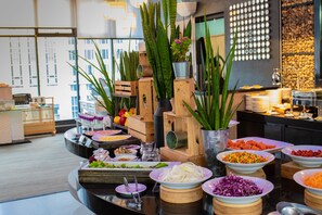 Petit déjeuner buffet (450 THB par personne)