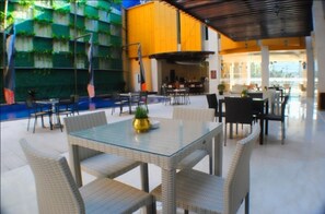 Café da manhã, almoço e jantar; culinária internacional