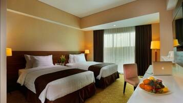 Deluxe kamer | Een kluis op de kamer, een bureau, gratis wifi