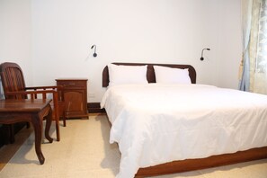 Double Room | Cofres nos quartos, escrivaninha, cortinas blackout