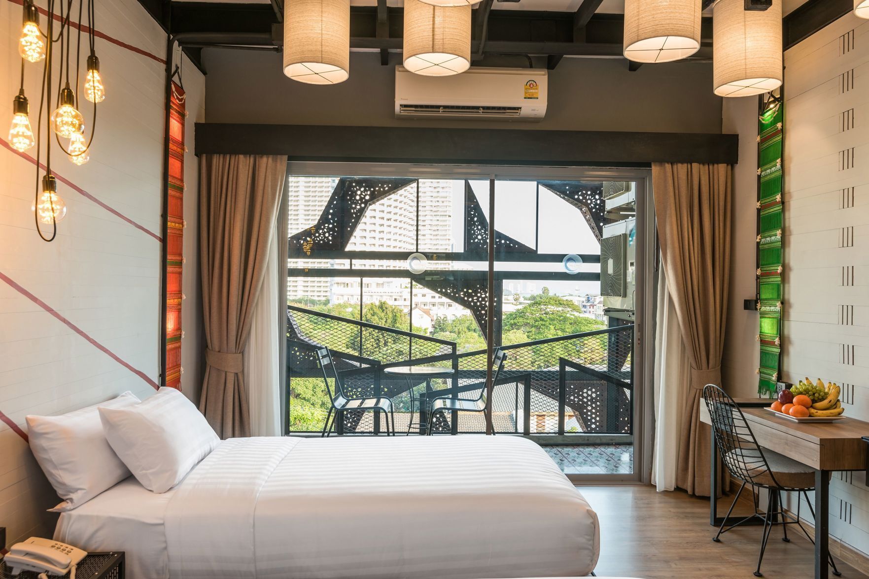 Hochwertige Bettwaren, Minibar, Zimmersafe, Schreibtisch