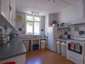 Großer Kühlschrank, Mikrowelle, Ofen, Herdplatte