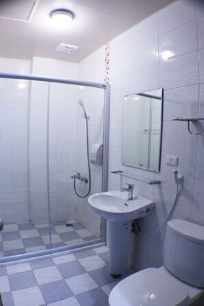 Family Room | Bathroom | Shower, free toiletries, hair dryer, slippers