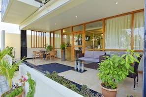 Pintu masuk properti
