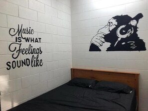 In-room safe, bed sheets