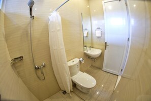 Une salle de bain moderne équipée d’une douche, de toilettes et d’un lavabo.
