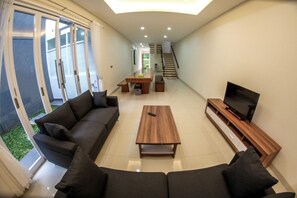 Villa - 4 sovrum | Vardagsrum | Platt-tv