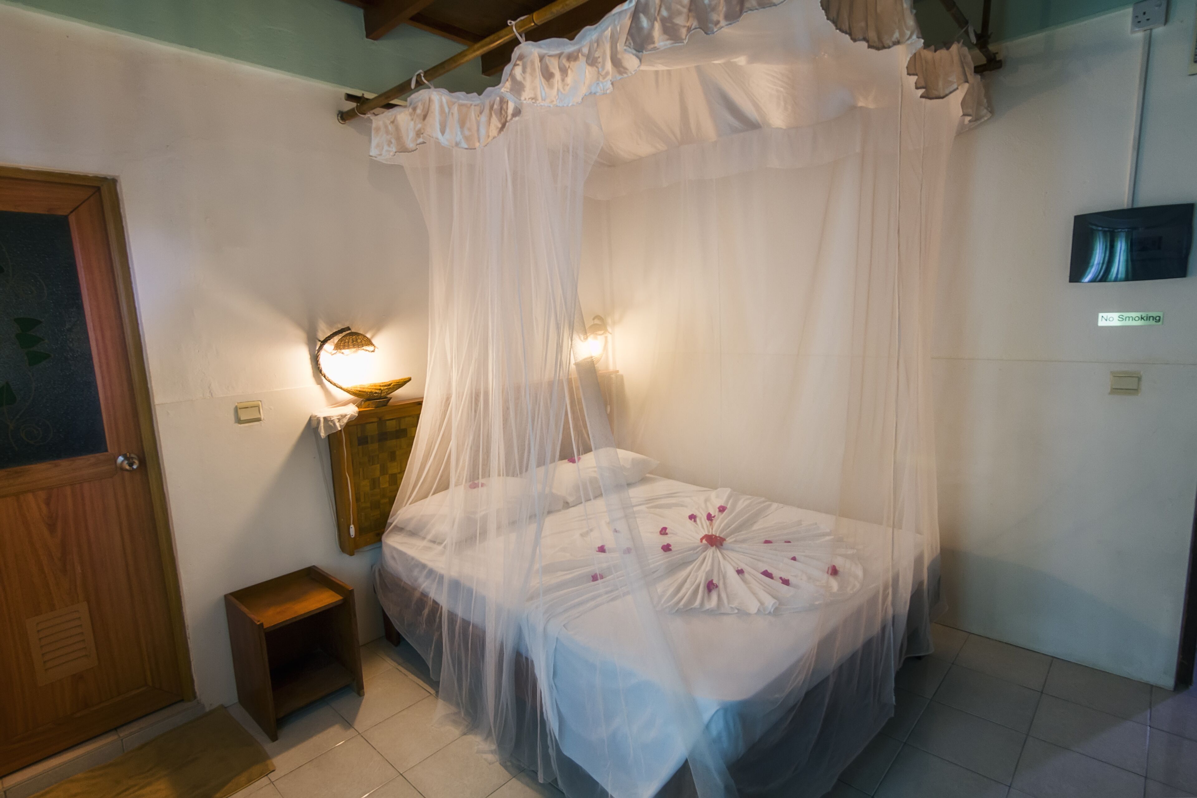 Standard Double Room, 1 Double Bed, Garden View, Beachfront | In-room safe, desk, laptop workspace, soundproofing