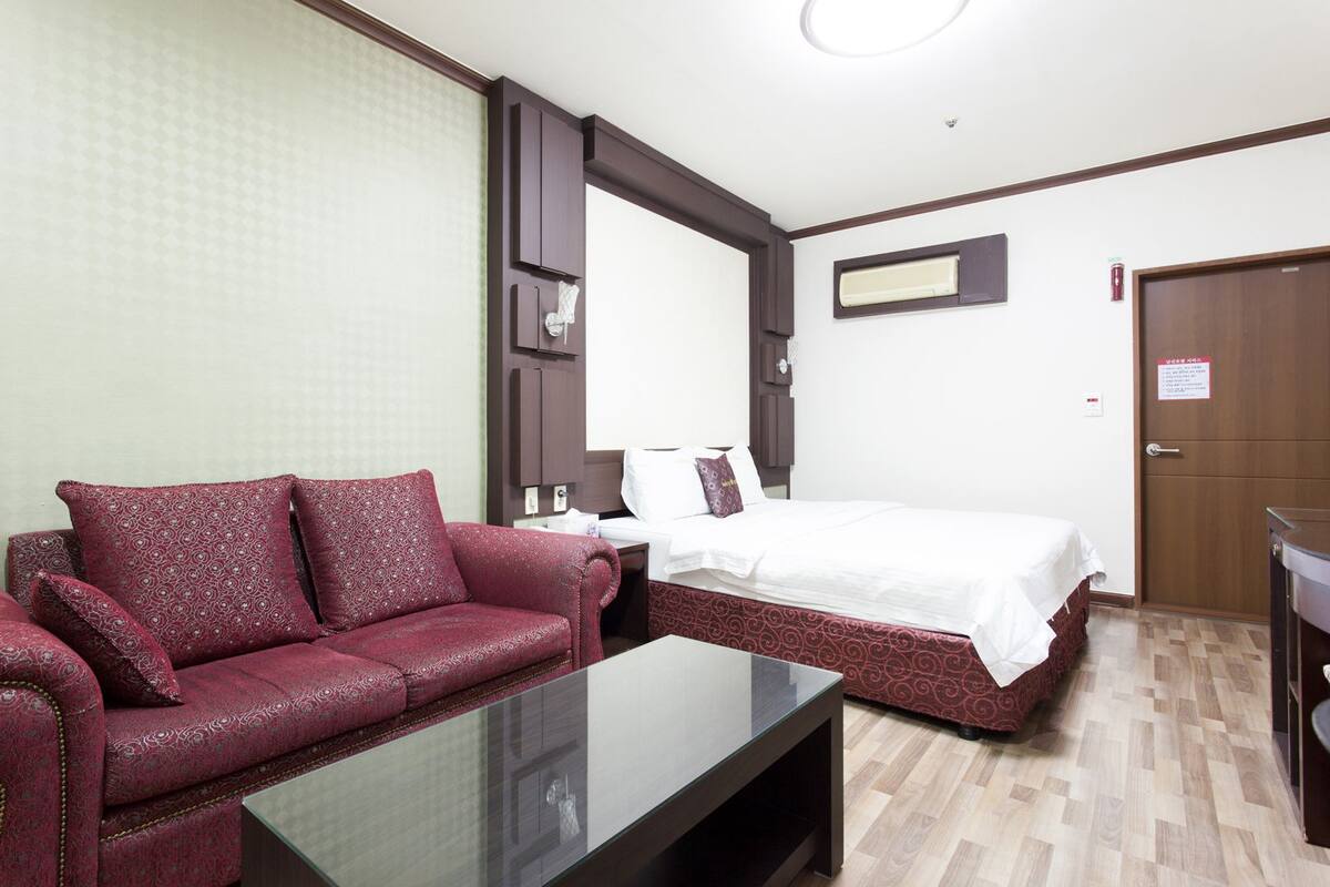 Superior Room, 1 King Bed | Living area