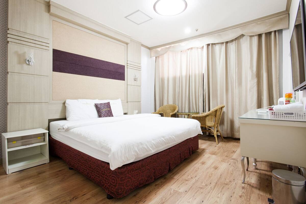 Standard Room, 1 King Bed