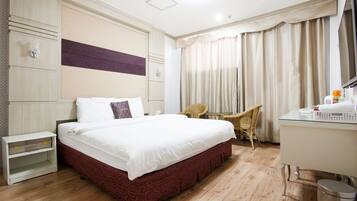 Standard Room, 1 King Bed | Soundproofing, free WiFi, bed sheets