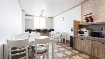 Daily buffet breakfast (KRW 5000 per person)