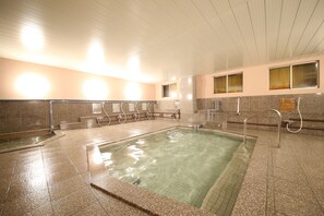 Sèche-cheveux, chaussons, serviettes fournies, savon