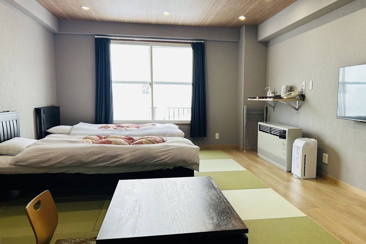 WiFi (free), bed sheets