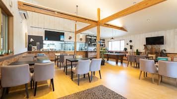 4 restaurantes; se sirven desayunos, almuerzos, cenas y pizza