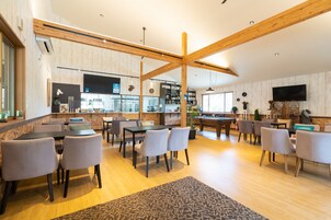 4 restaurants, breakfast, lunch, dinner served; pizza