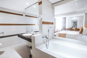 Suite junior | Baño | Regadera, regadera tipo lluvia, amenidades de baño gratuitas, pantuflas 