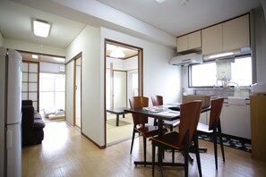 Apartment (410, see email for self check in) | In-room dining - Takano Apartment (Tokyo)