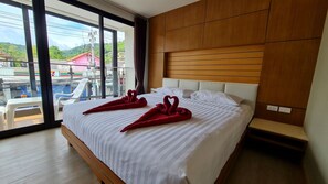 Ropa de cama de alta calidad y caja de seguridad en la habitación