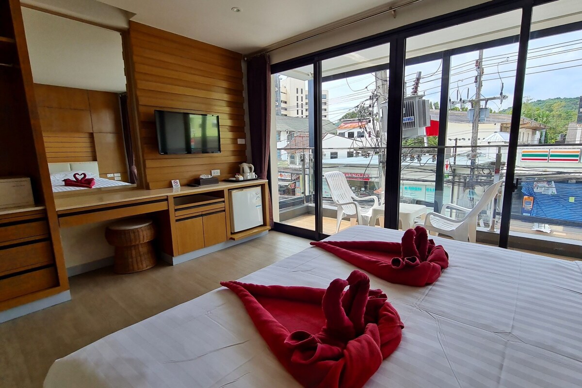 Premium bedding, in-room safe, WiFi (free), bed sheets