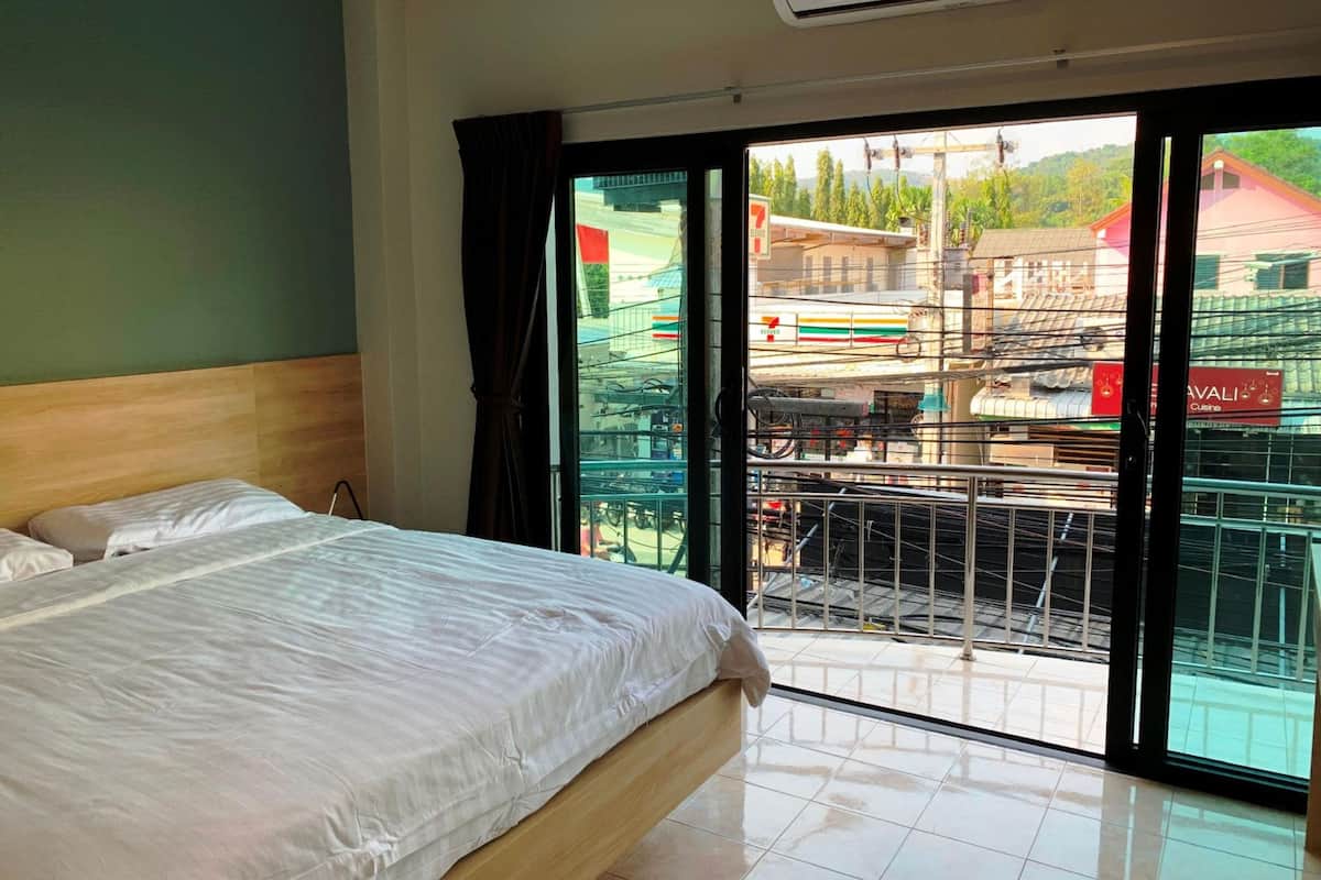 King Room with Balcony | 高級寢具、客房內保險箱、免費無線上網、床單