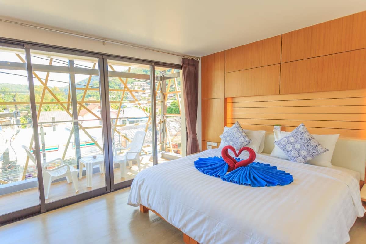 Quarto casal luxo | Roupas de cama premium, cofres nos quartos, escrivaninha